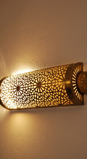 Lange marokkanische Wandlampe aus Messing mit geometrischem Muster